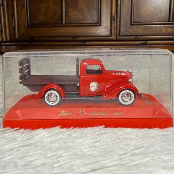 Vintage Coca-Cola Red Metal 1936 Ford V8 Plateau in Case Made in France - Picture 1 of 16